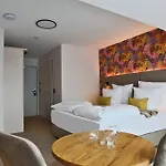 Sandbank & Hotel *