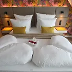 Sandbank & Hotel *