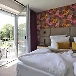 Hotel Sandbank & *